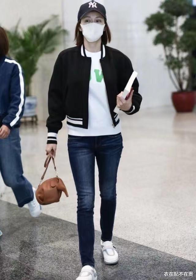 衣在配不在贵 佟大为真有福气，老婆关悦穿牛仔裤走机场，42岁身材还像个小姑娘