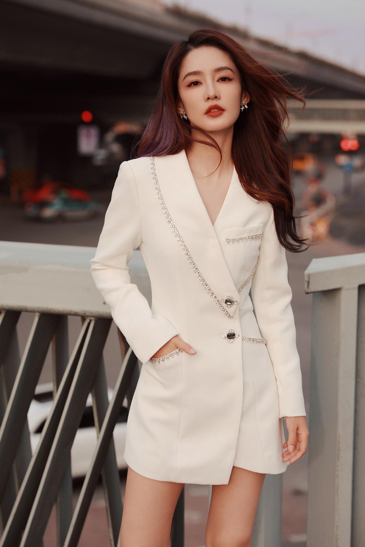 吴京|李沁新造型太有气质，蓝色套装搭配卷发红唇，又美又飒又时髦高级