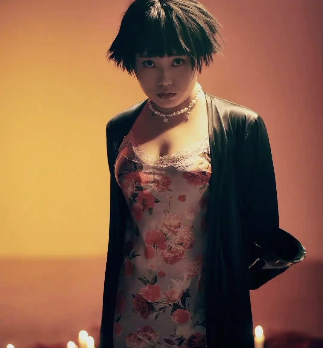 张歆艺|李雪琴性感造型遭质疑，网友：北大白上了，没有一点主见和审美！