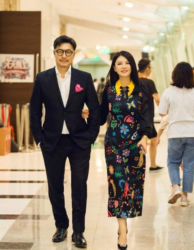 李湘|李湘搬出别墅住进酒店，与神秘男一同现身，王岳伦的暗示要成真？