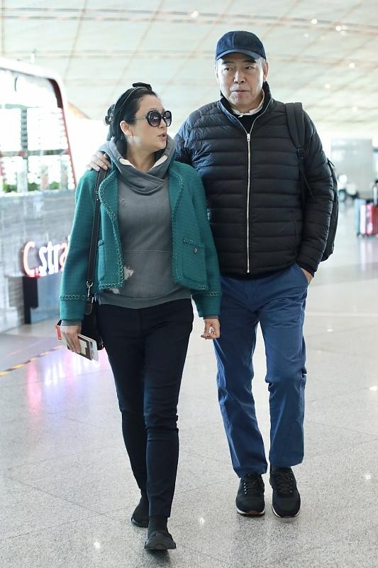 BiuVogue 陈红穿貂绒外套出门，气质太有阔太范，连陈凯歌都没她抢镜