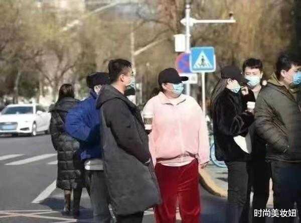 贾玲|在路人镜头下的贾玲太胖了，穿运动服看着有180斤，真该减肥了