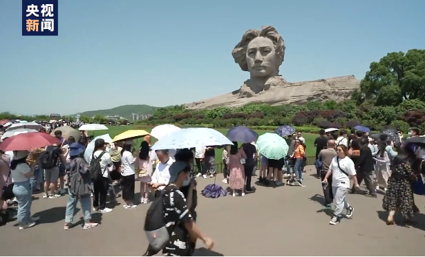 杭州西湖 五一假期人山人海，这些景区彻底堵了，网友：这是看人去的