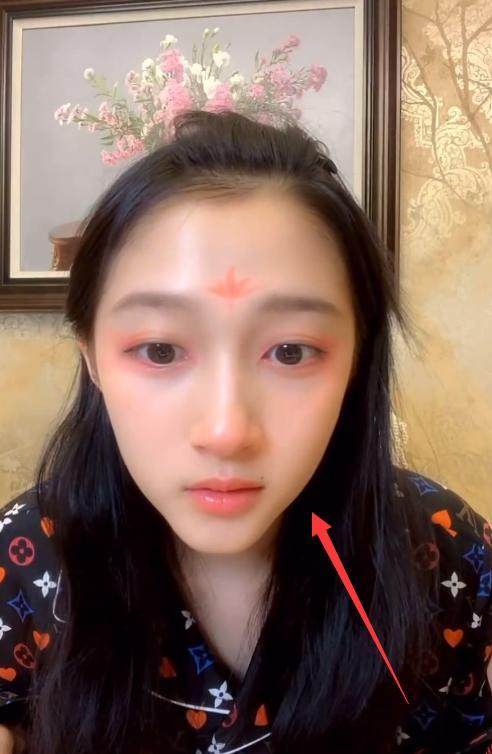 关晓彤|关晓彤素颜直播开十级美颜，特效消失那一刻，想挽回形象已来不及