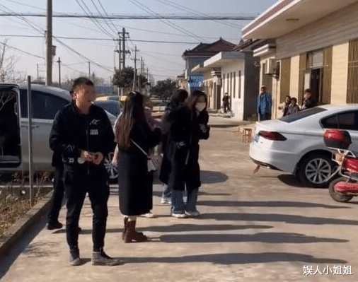 杨超越|杨超越父亲60大寿，好多邻里乡亲过来迎接，很多人杨超越都不认识