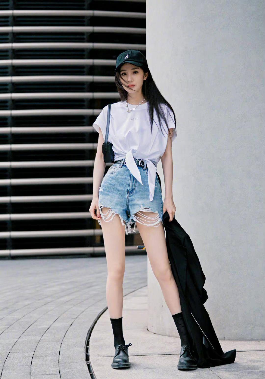 杨幂|杨幂因身材火辣再登热搜，网友直呼这腿真是绝了～～