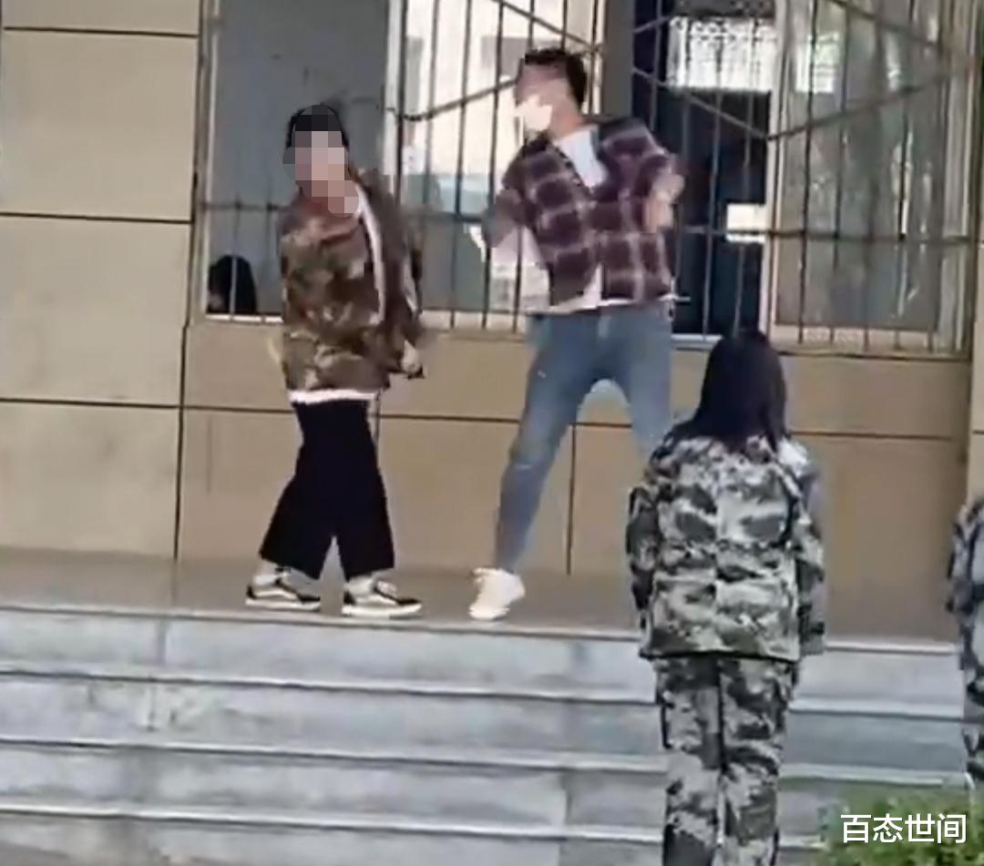 百态世间 西安某职校辅导员当众殴打女学生，掌掴女生，抬脚踹在女生肚子上