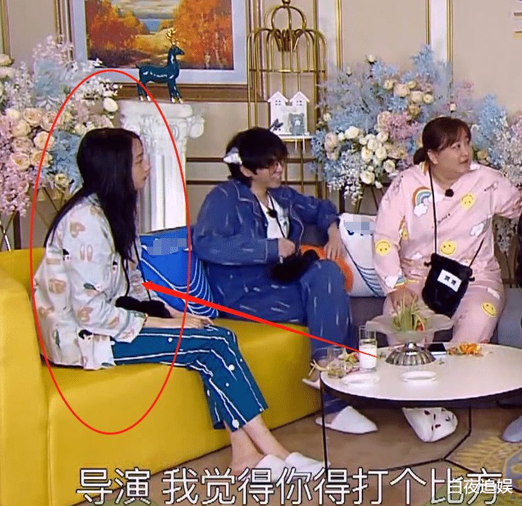 关晓彤|《王牌6》关晓彤还没醒就被拍，穿着睡衣录节目，真实颜值藏不住