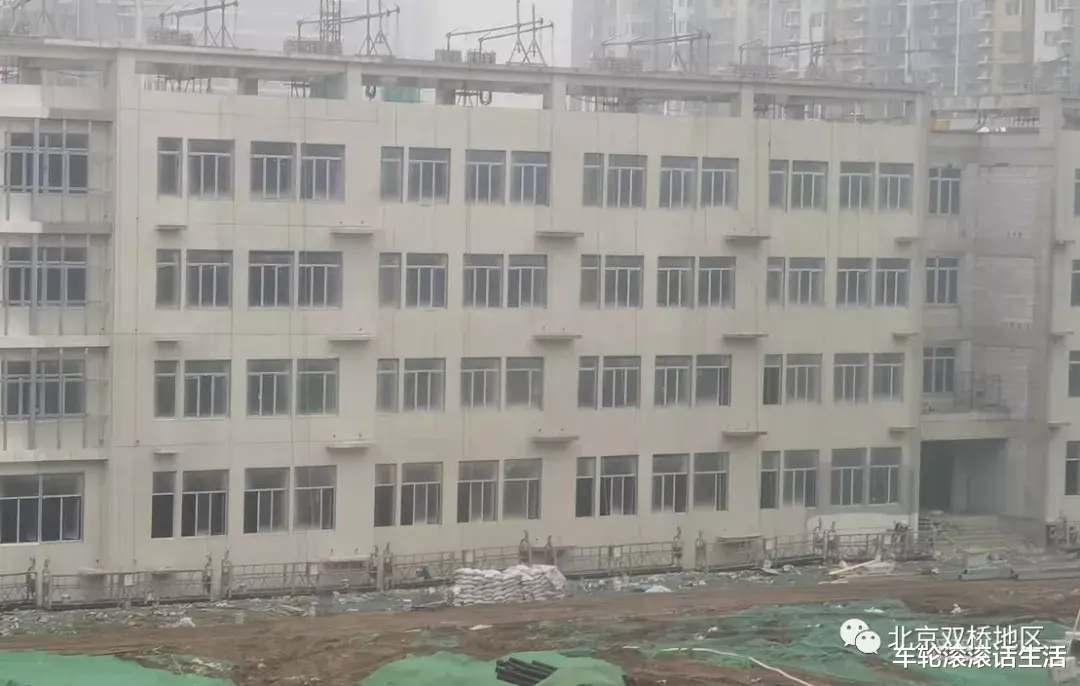 购房置业|第二个“清管”？双桥这个九年制学校开始喷涂外立面