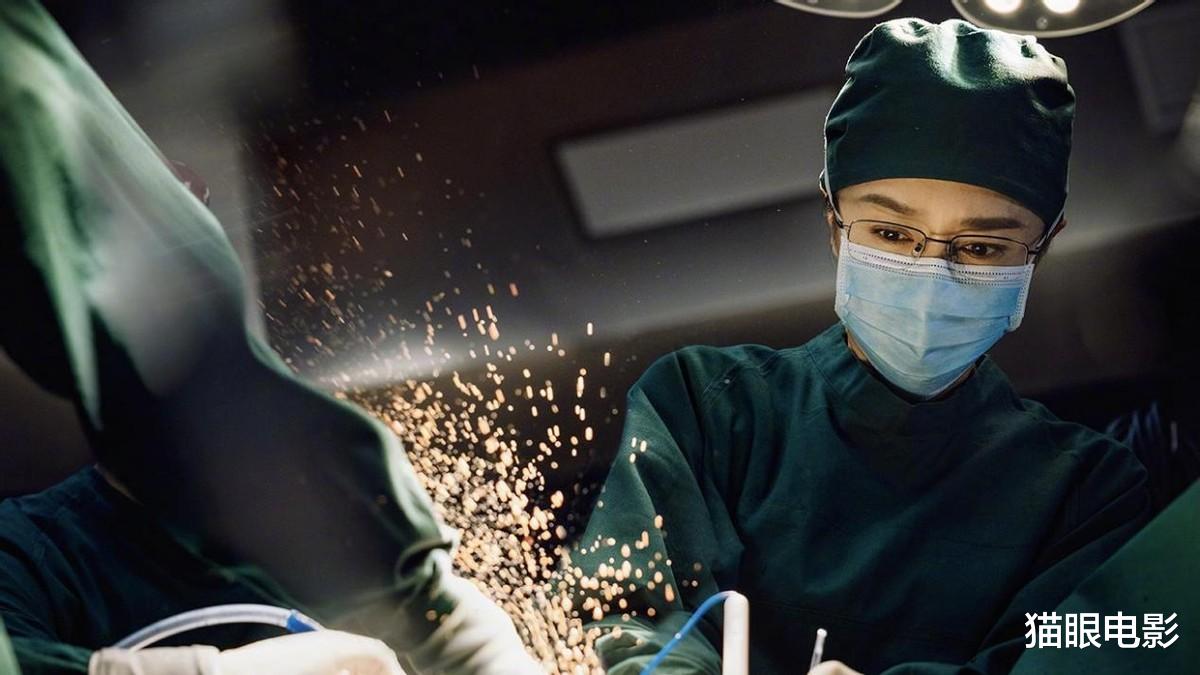 相声|42岁秦岚晒湿发健身照，穿背心小蛮腰瞩目，网友：又甜又辣的姐姐