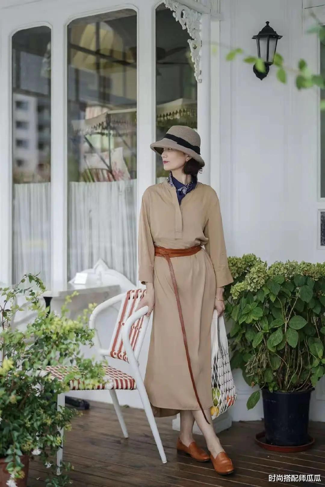 时尚搭配师瓜瓜 女人过了50岁，千万别穿“一身黑”！多穿这几种颜色，优雅还减龄