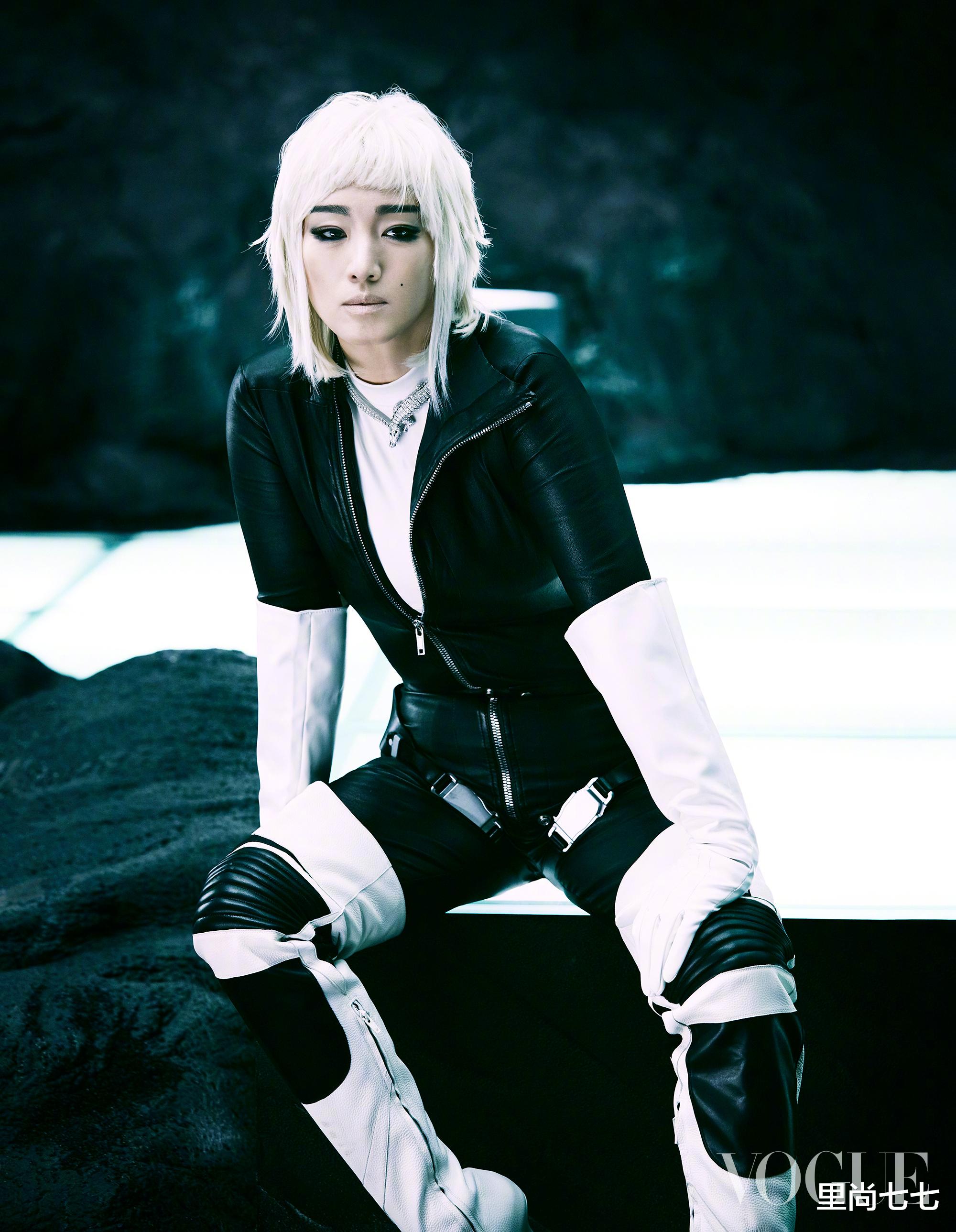 巩俐|巩俐首次玩杀马特翻车！200件高定败给狗啃刘海，一字眉兀似假人