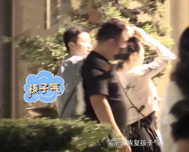 时尚风行派 大咖导演罕见同框！章子怡扎朝天辫好少女，就连吴京都忍不住摆弄