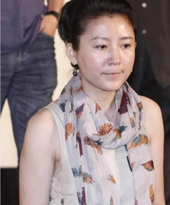 闲鱼有话说|53岁王小丫素颜亮相，穿连衣裙配丝巾低调朴素，骨子里透着知性美