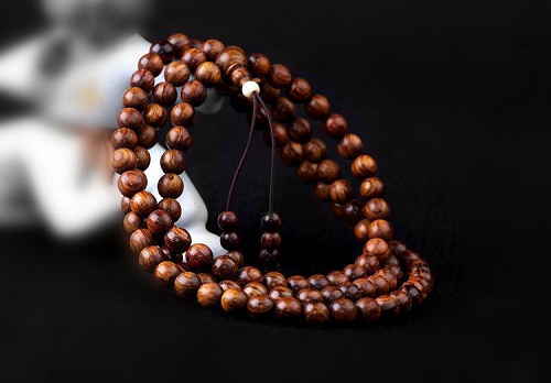 沉香|941红木家具： 楠木、黄花梨、紫檀、沉香，你会选择哪种手串把玩？