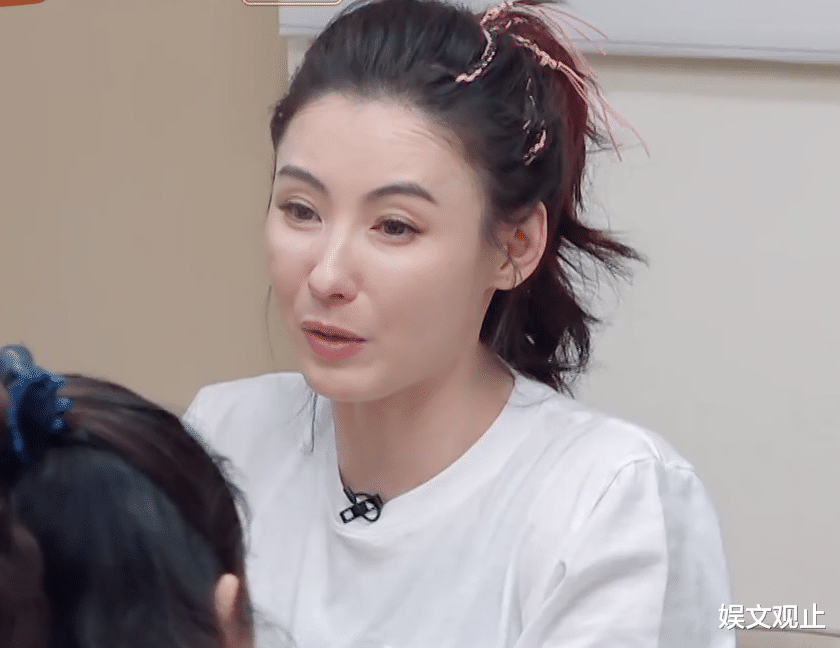 张柏芝|姐姐们一起吃火锅，失去舞台特效后，40岁张柏芝颜值让人不敢信