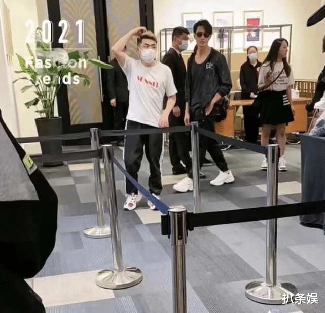 吴尊|网友迪士尼偶遇吴尊，路人镜头下头围太小了，帅得发光不像俩娃爸