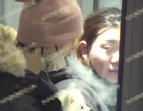 周彦辰|25岁男星恋情遭曝光，与美女牵手逛街亲密拥抱，不抽烟人设崩塌