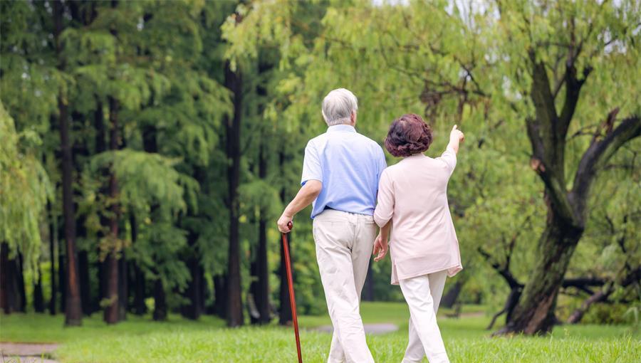 嘻嘻哈哈 “废物式养老”逐渐兴起，父母晚年生活正被毁，年轻儿女别不在意