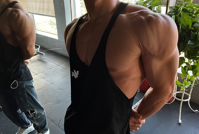 健身圈一哥|腹肌宛如搓衣板，麒麟臂健壮似公牛，侧平举1000个都是小意思！