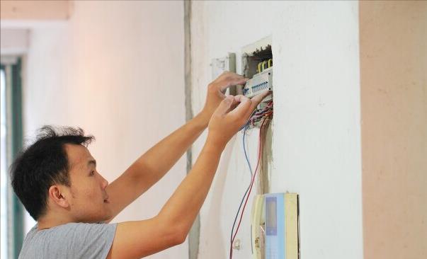 家里跳闸了推不上去,千万别硬推,2种情况弄清楚就知道怎么办了