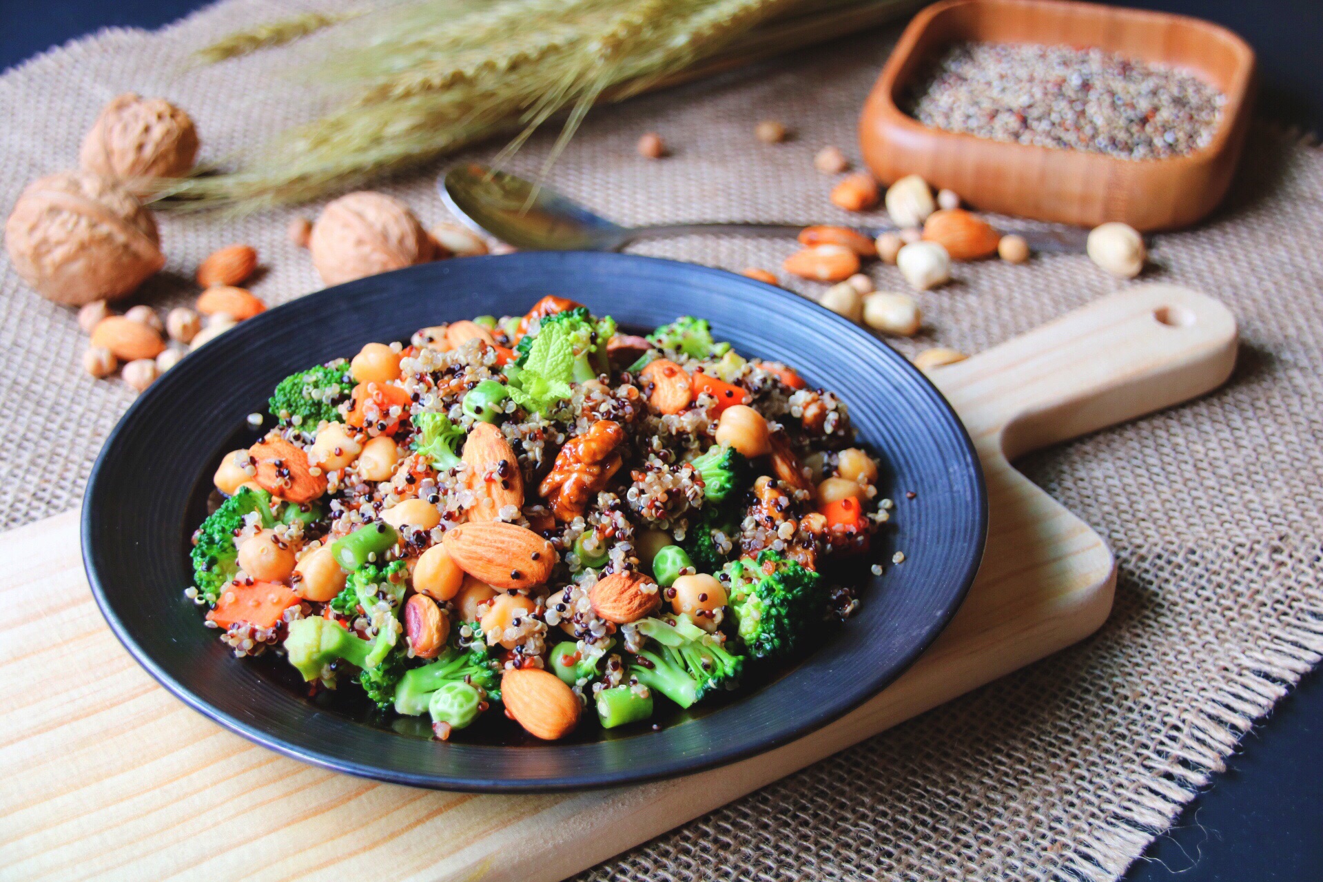 |低糖低脂的藜麦怎么吃？试一试这款蔬菜沙拉，减肥期间也要吃好