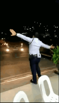 萌萌萌说|神回复：如果携带一把冲锋枪回到春秋战国，最高能混成什么职位？