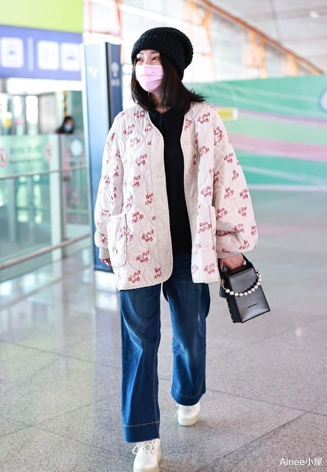 赵本山|柳岩打扮得挺温暖的,格纹外套配校服裤,上下身胖瘦差别挺大