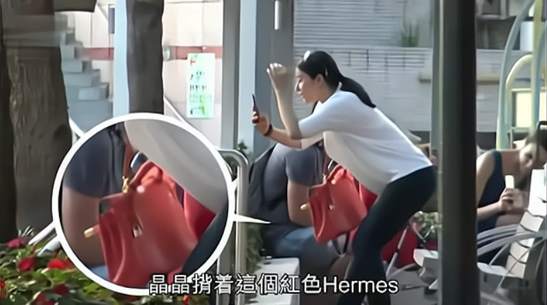 郭晶晶|郭晶晶难得背15万爱马仕出门，走路样子像遛弯阿姨，真没阔太架子