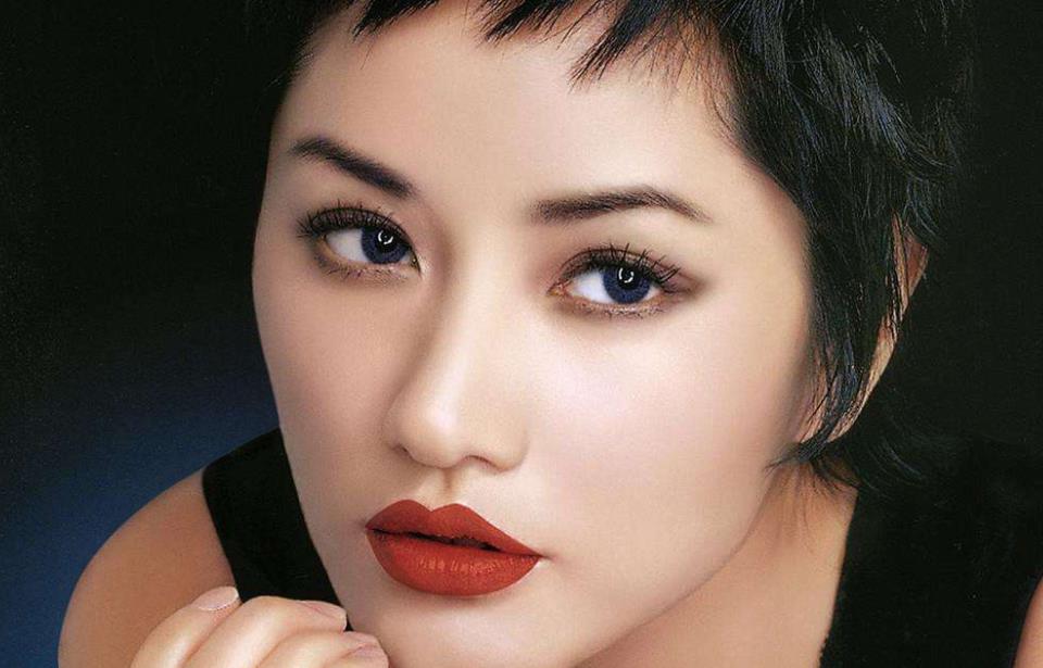 王祖贤|王祖贤30年前在故宫拍照，没想到后面的群演，竟是我们熟悉的她