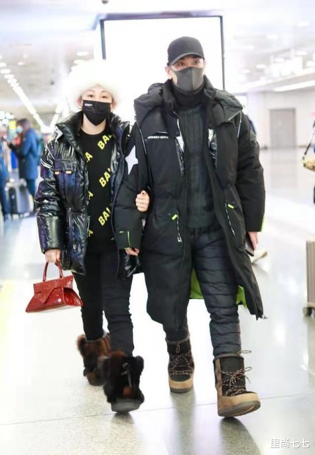 赵文卓|赵文卓夫妇是有多怕冷？他把军用棉裤穿出门，老婆戴貂毛帽更夸张