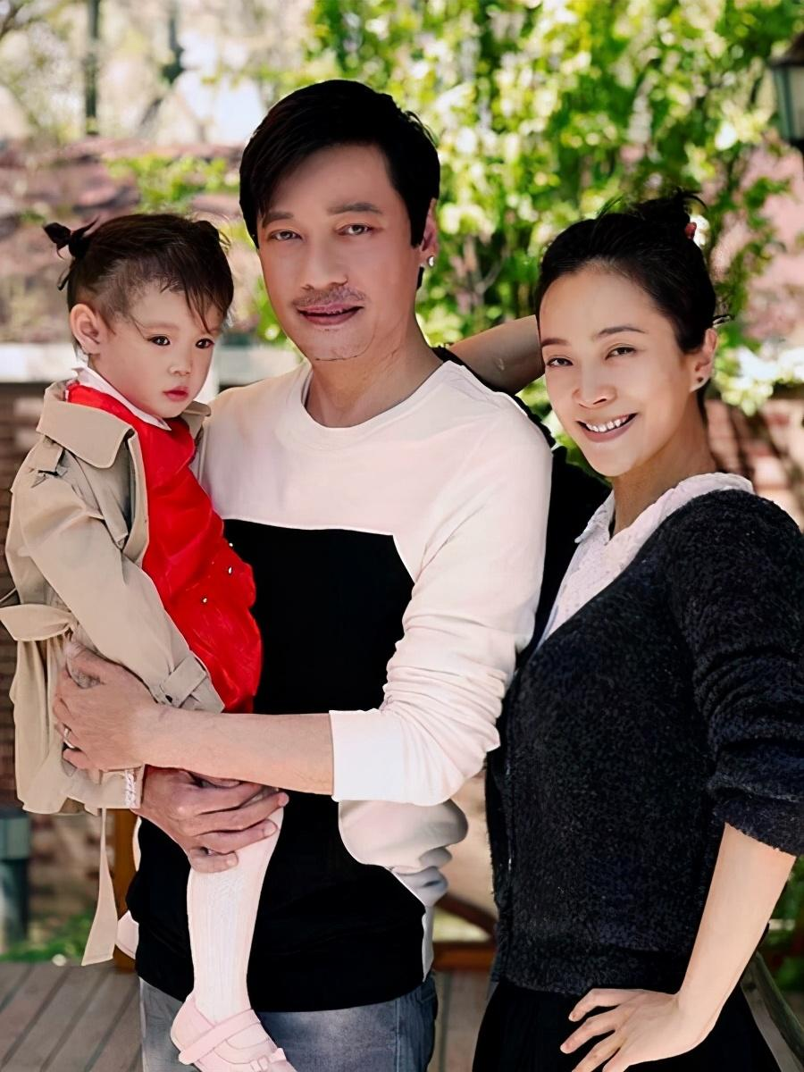 穿衣搭配|罗嘉良与妻子苏岩在活动现场秀恩爱，穿黑色连衣裙高级优雅，超洋气