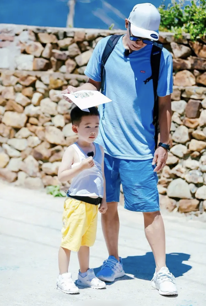 吴尊|吴尊晒《爸爸5》重聚照，NeiNei小泡芙Jasper开心同框，等比例长大