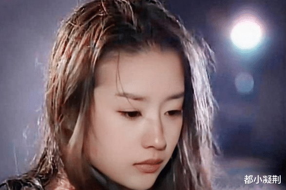 董洁|有种“整容”叫董洁，剪掉长发判若两人，网友：枯萎了