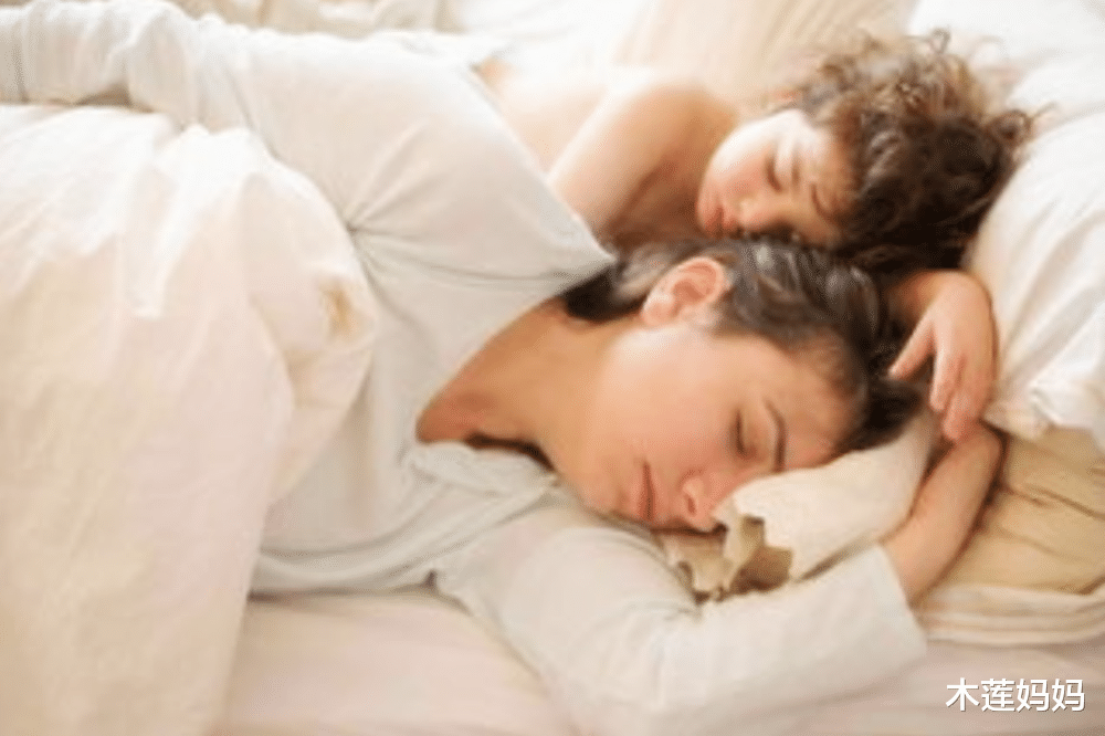 木莲妈妈|娃小时候都是和谁一起睡的？别不信，和父母一起睡的孩子更幸福！