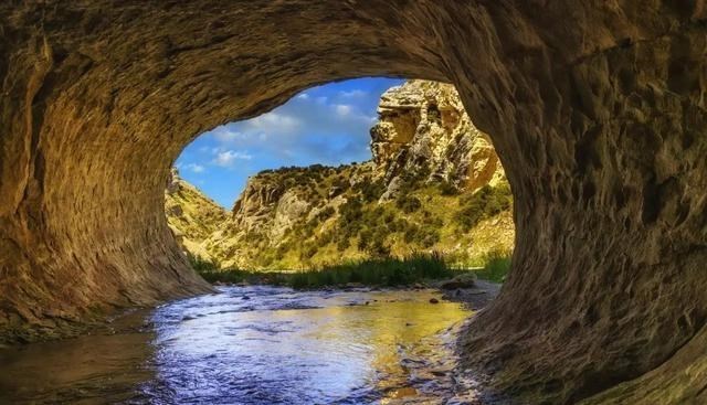  巴西洞穴发现5万年前的壁画与刻痕，谁留下的？史前人还是外星人