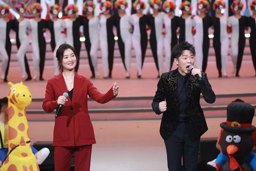 凤凰传奇|凤凰传奇的“清醒”:9次上春晚,五五分账23年,比玖月奇迹高明