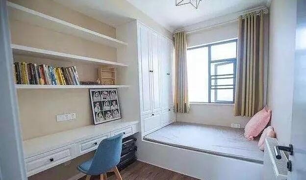 老婆坚持把衣柜装在“客厅走廊”，入住后真心实用，亲友纷纷效仿