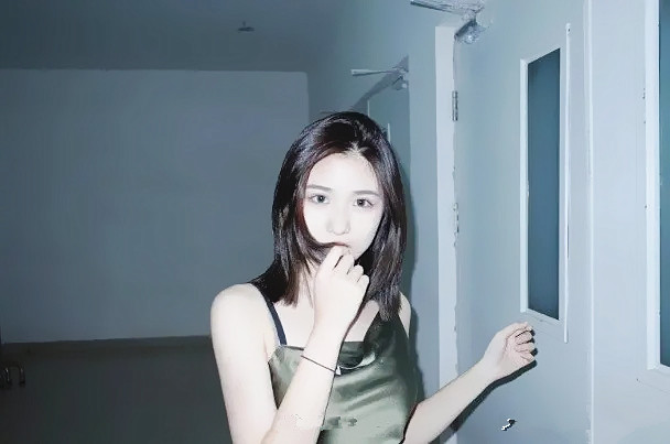 全球时尚号|汪峰大女儿美出“圈”，穿绿色吊带演绎甜美风，颜值更像葛荟