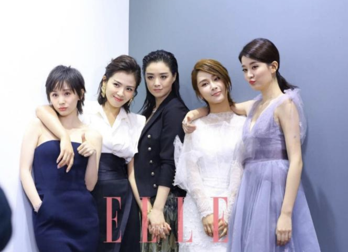 杨紫|李现连续第4年为杨紫庆生，晒对方比耶照画风搞怪，杨紫自夸太可爱