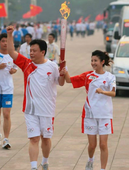 春妮|《新闻联播》刚强，42岁娶二婚春妮，43岁意外得子全家乐开怀