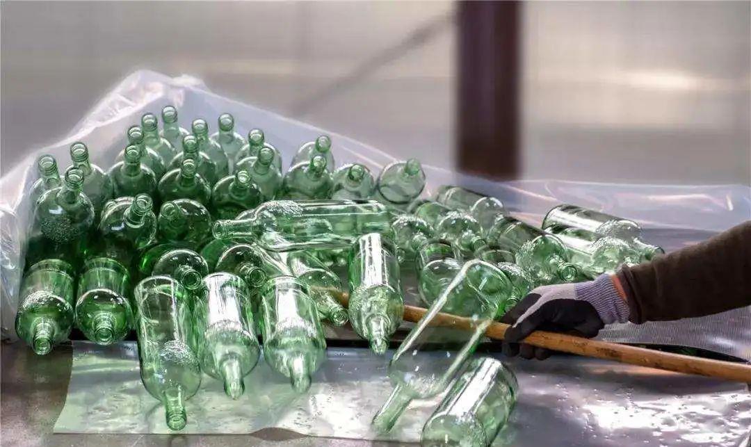 翡翠|美到失语！宝格丽的“翡翠墙”，竟是用废弃啤酒瓶制作的？