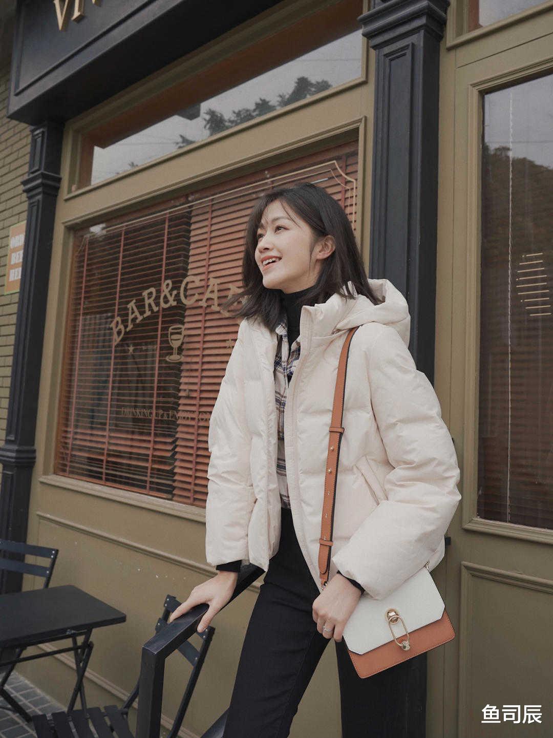 鱼司辰 初冬一定要备上一件纯白羽绒服，提亮肤色、减重减负，全靠它