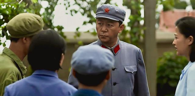 父母爱情|《父母爱情》江德福的司机小方开车为什么会撞树上？内有隐情