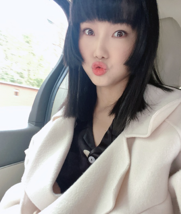 周星驰|黄龄与男友深夜约会，车内相拥热吻，手从男友头发抚摸到下巴