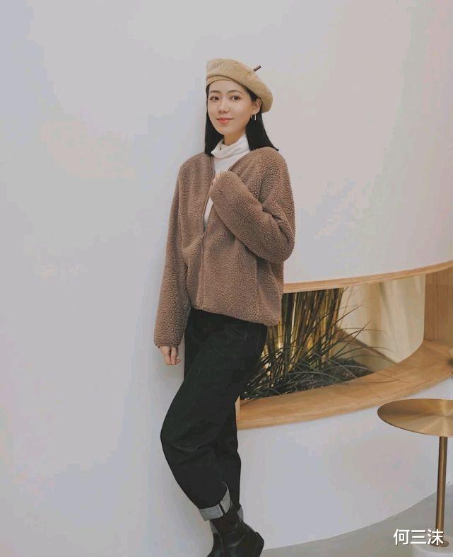 何三沫 秋冬穿搭可以选择毛茸茸的外套,会搭配的话很好看,让人难以抗拒
