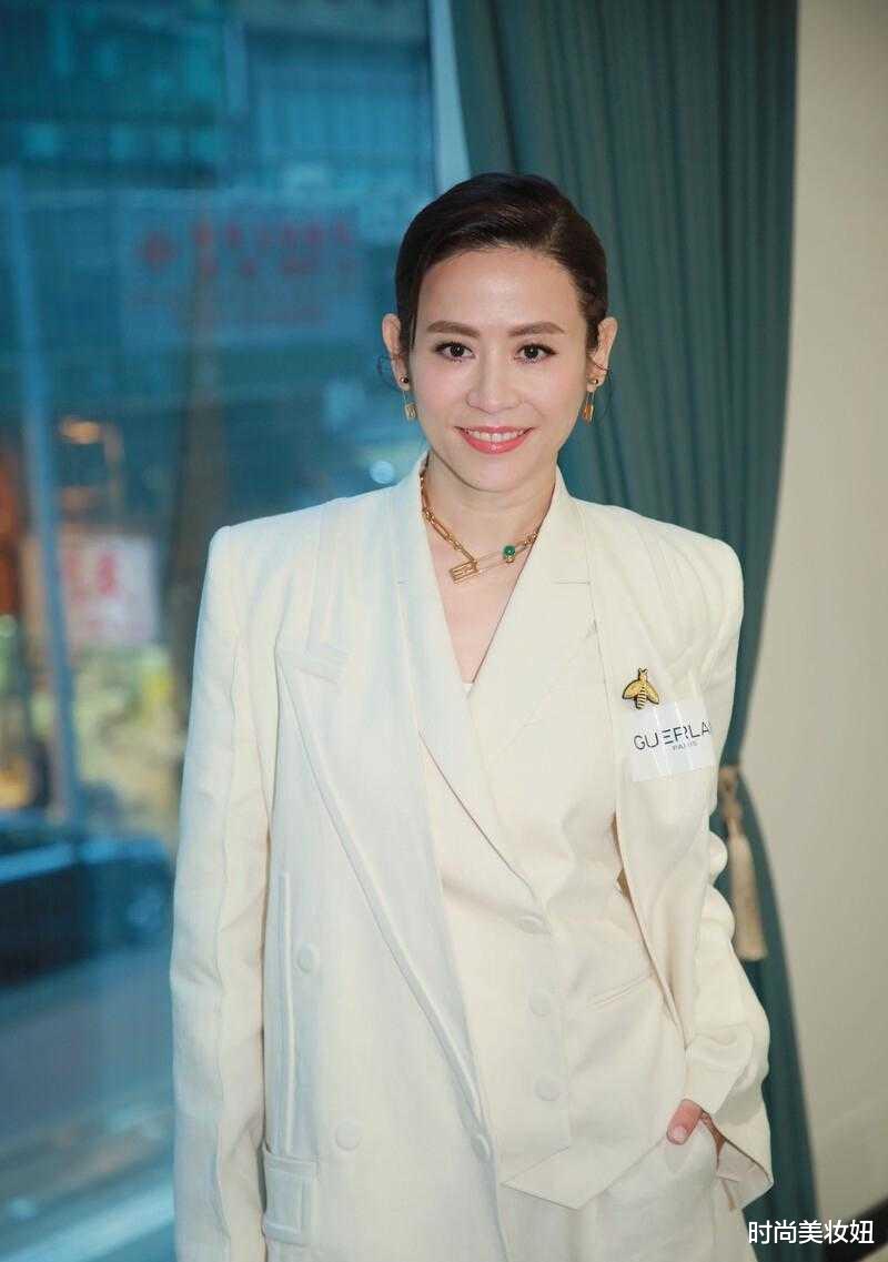 西装|宣萱越老越显气质，米白色西装穿出高级范，50岁未嫁却活得精致