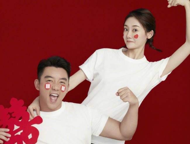 郑恺|郑恺苗苗深夜现身面馆，骑着单车素颜出镜，生活气中又不乏浪漫