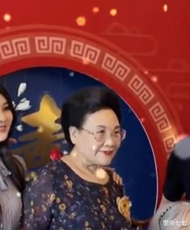 里尚七七|秦昊姥姥寿宴现场四世同堂，伊能静带哈利出席，姥姥戴党章超自豪