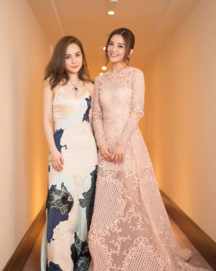 阿娇|阿娇阿Sa合体现身，阿娇身材发福严重，穿搭与阿Sa相比更是一言难尽